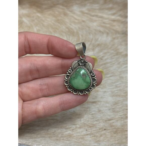 Native American SW Sterling Silver Emerald Valley Green Turquoise Pendant Leaf - Picture 1 of 10
